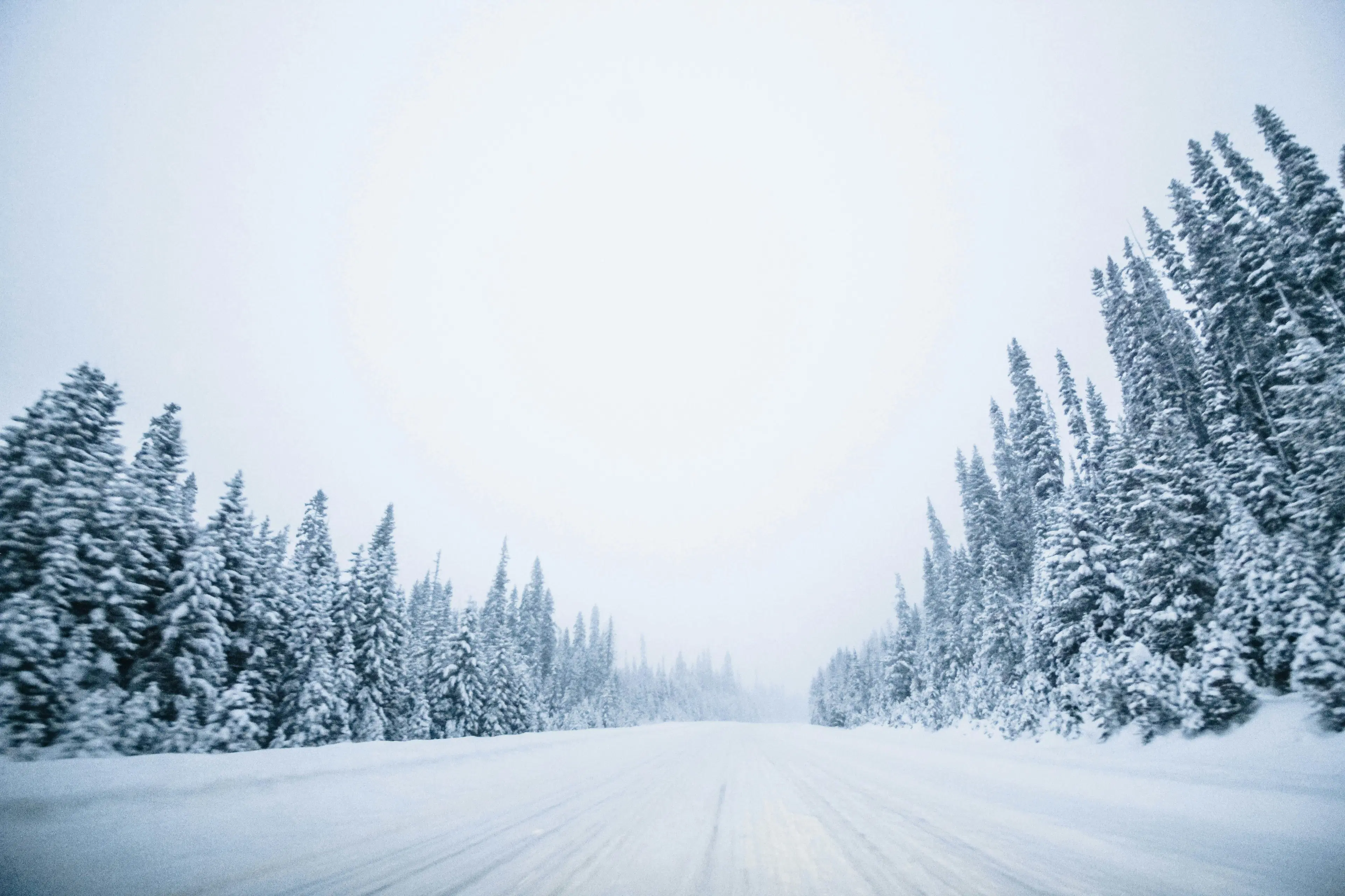 Winterreifen auf einer schneebedeckten Alpenstraße in Österreich