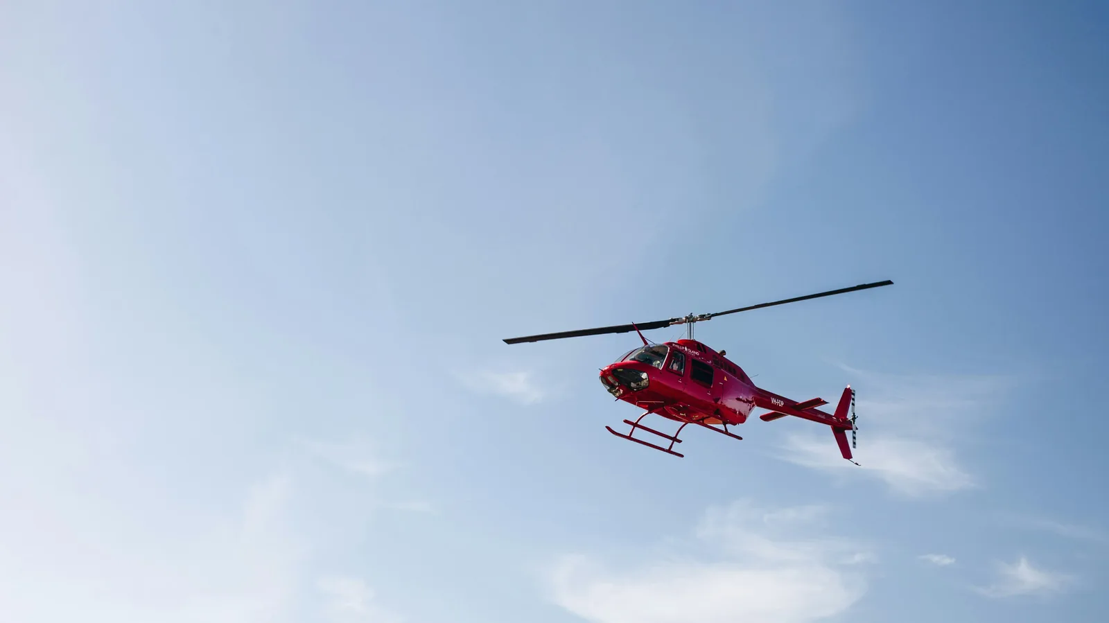 Rettungshubschrauber als Symbol für den medizinischen Rücktransport nach Österreich, den eine Auslandskrankenversicherung absichert