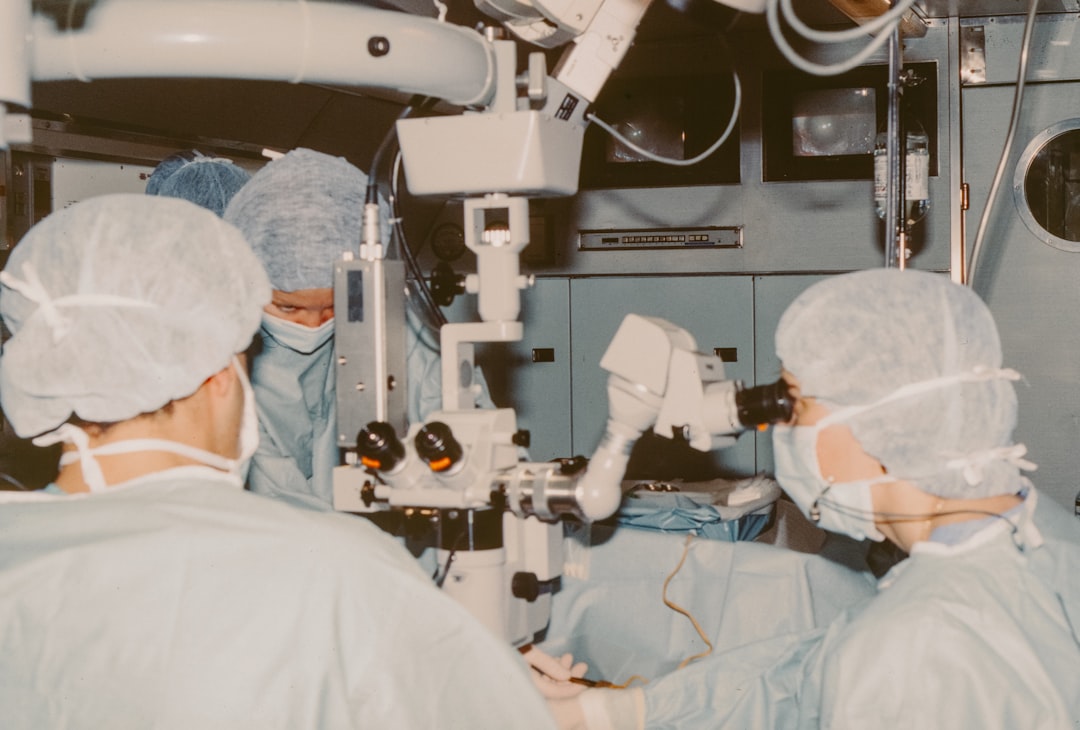 Modernes Krankenhauszimmer mit medizinischer Ausstattung